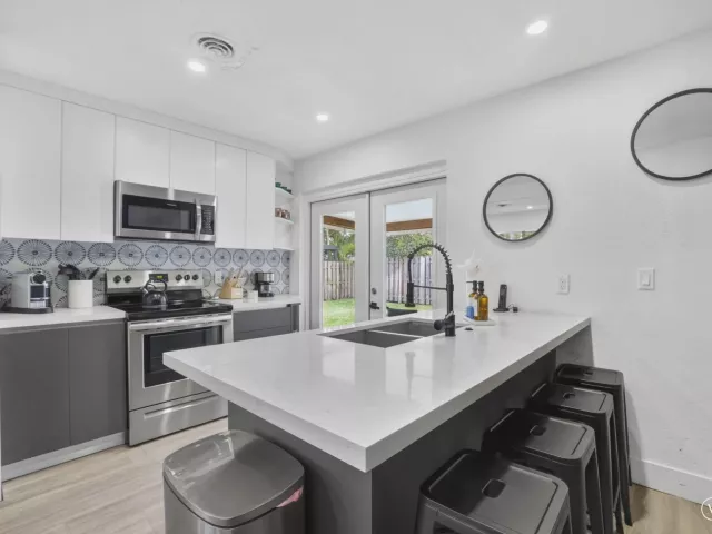 Продажа дома по адресу 4601 NE 4th Avenue - фото 8911038