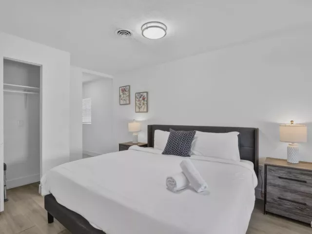 Продажа дома по адресу 4601 NE 4th Avenue - фото 8911040