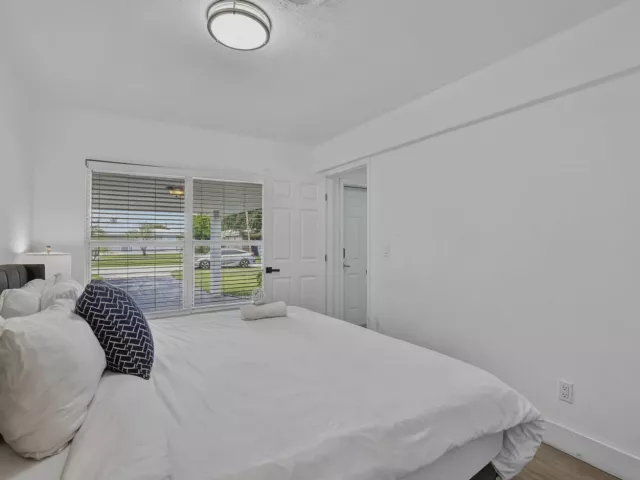 Продажа дома по адресу 4601 NE 4th Avenue - фото 8911041