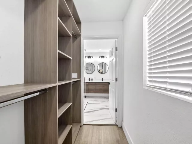 Продажа дома по адресу 4601 NE 4th Avenue - фото 8911042