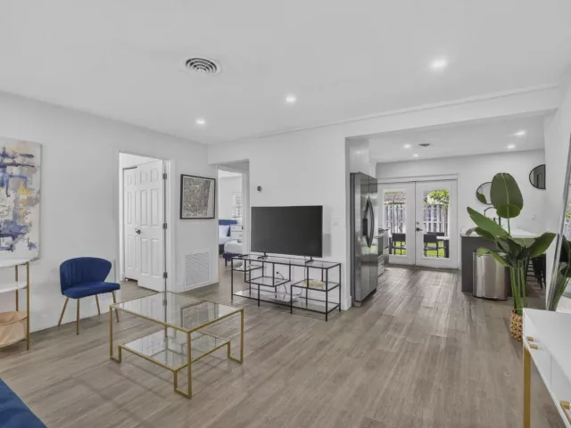 Продажа дома по адресу 4601 NE 4th Avenue - фото 8911028