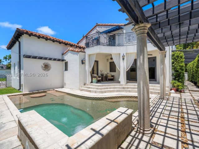 Продажа дома по адресу 5860 Pine Tree Dr - фото 8130200
