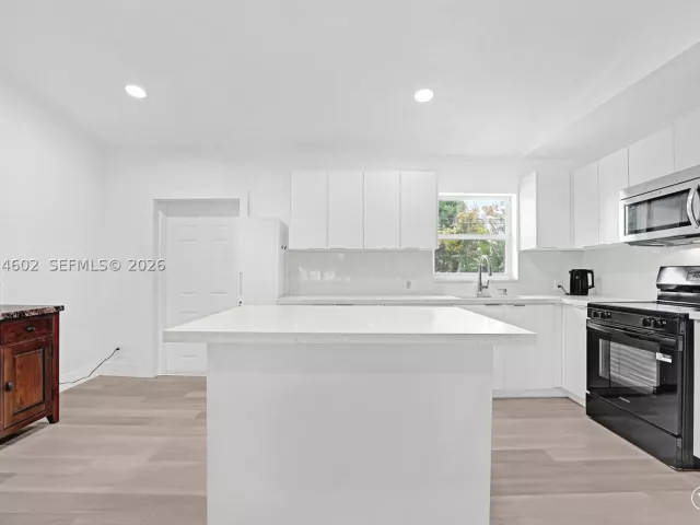 Продажа дома по адресу 3413 SW 12th Ct - фото 8899076