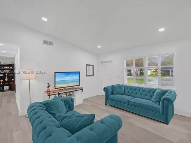 Продажа дома по адресу 3413 SW 12th Ct - фото 8899069