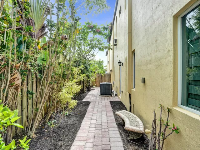 Продажа дома по адресу 804 NE 7th Street - фото 8925295