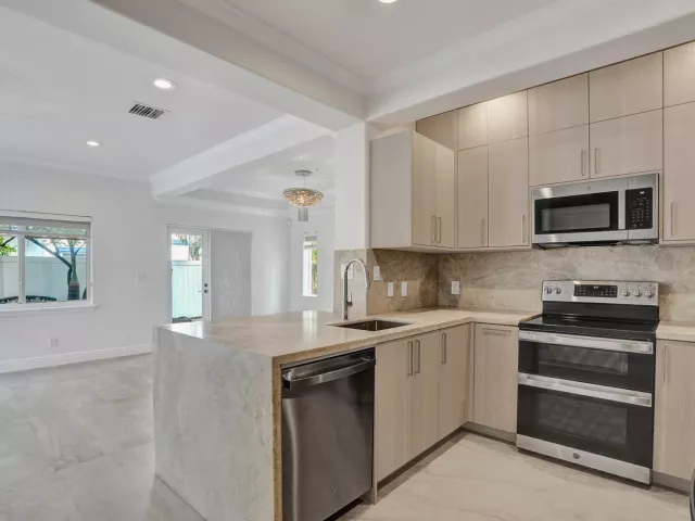 Продажа дома по адресу 804 NE 7th Street - фото 8925296