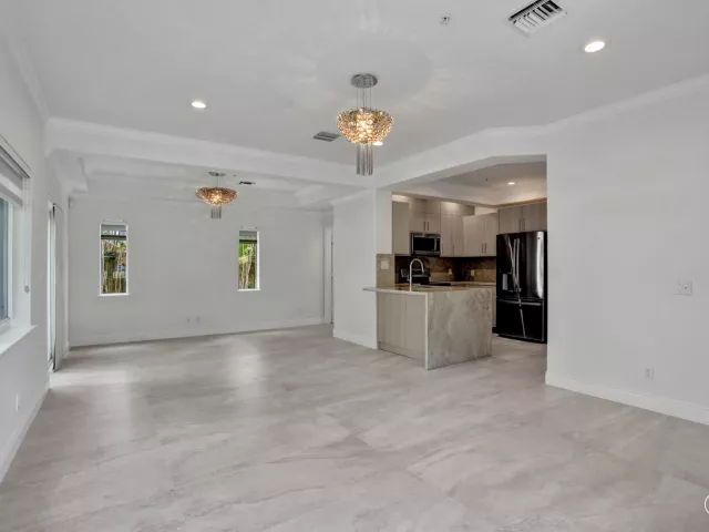 Продажа дома по адресу 804 NE 7th Street - фото 8925305