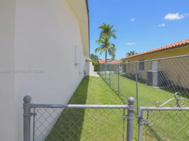 Продажа дома по адресу 1330 SW 126th Pl - фото 8889391