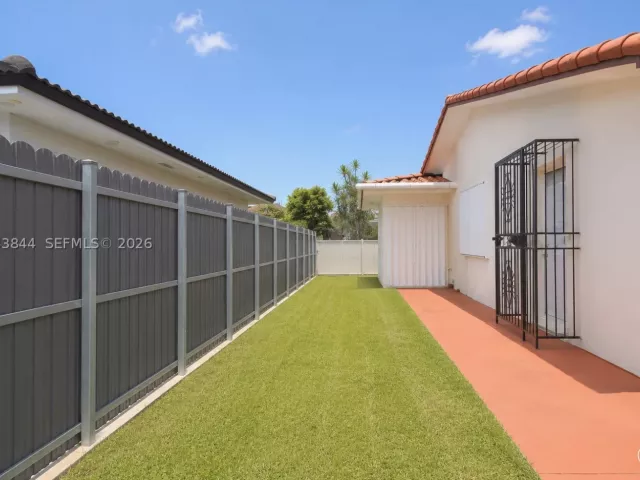 Продажа дома по адресу 1330 SW 126th Pl - фото 8889394