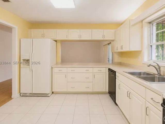 Продажа дома по адресу 1330 SW 126th Pl - фото 8889399