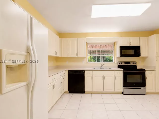 Продажа дома по адресу 1330 SW 126th Pl - фото 8889400
