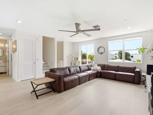 Продажа дома по адресу 1210 NE 11th Avenue - фото 8913688