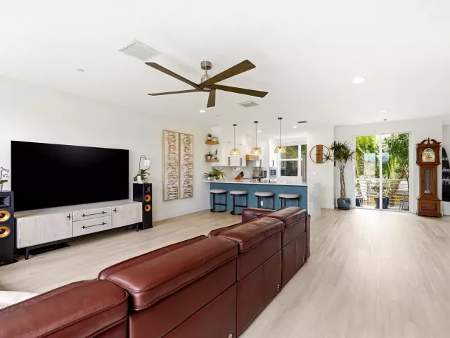 Продажа дома по адресу 1210 NE 11th Avenue - фото 8913678