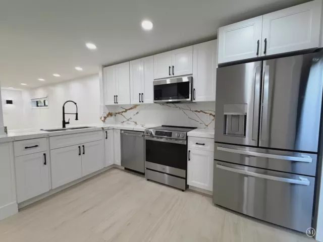 Продажа дома по адресу 575 NE 7th Avenue 4b - фото 8128775