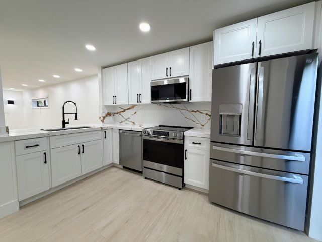 Продажа дома по адресу 575 NE 7th Avenue 4b - фото 8128800