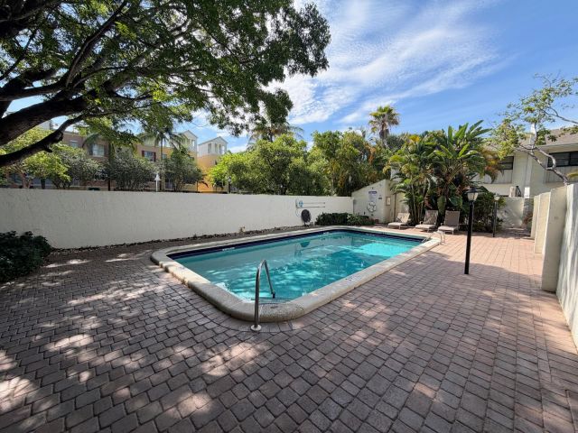 Продажа дома по адресу 575 NE 7th Avenue 4b - фото 8973767