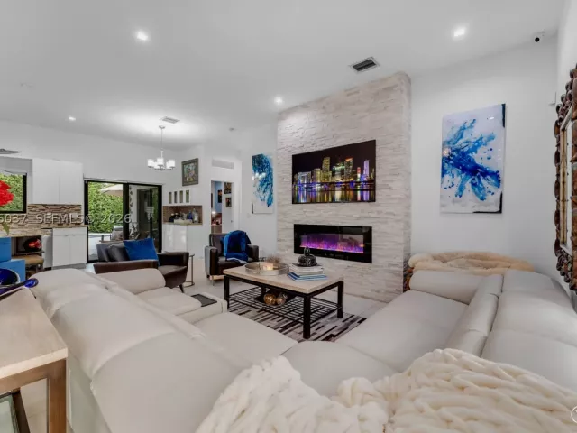 Продажа дома по адресу 1201 SW 92nd Ave - фото 8865160