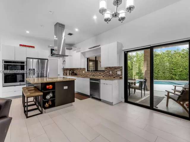Продажа дома по адресу 1201 SW 92nd Ave - фото 8865163