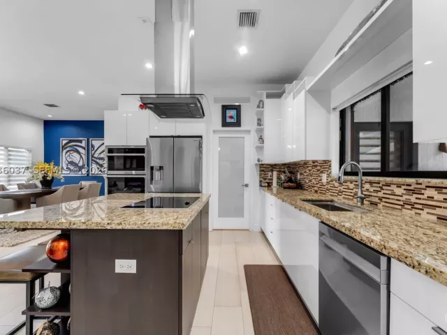 Продажа дома по адресу 1201 SW 92nd Ave - фото 8865164