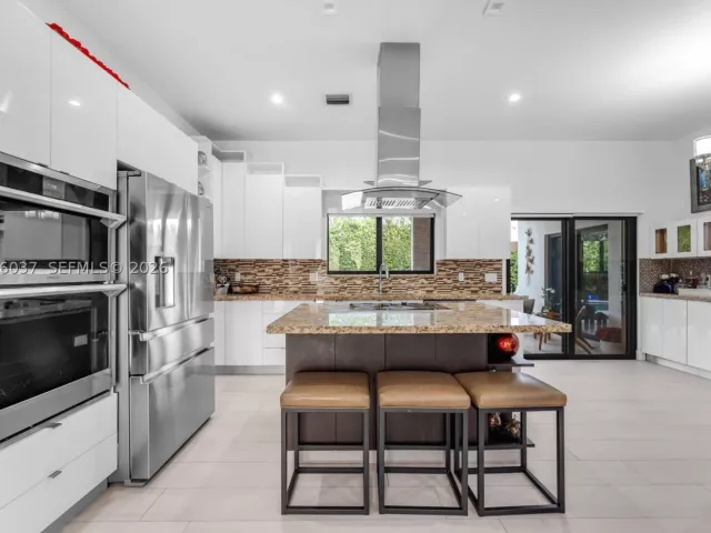 Продажа дома по адресу 1201 SW 92nd Ave - фото 8865165