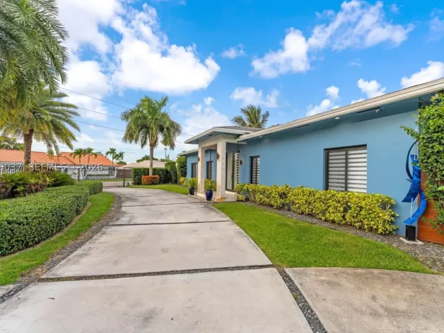 Продажа дома по адресу 1201 SW 92nd Ave - фото 8865153