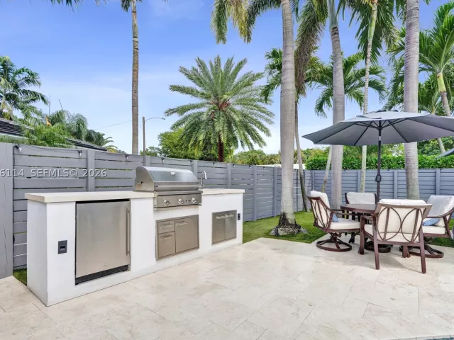 Продажа дома по адресу 2701 NE 30th St - фото 8923228