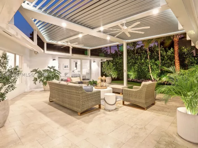 Продажа дома по адресу 2701 NE 30th St - фото 8923215