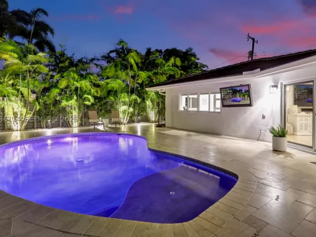 Продажа дома по адресу 2701 NE 30th St - фото 8923216