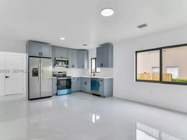 Продажа дома по адресу 85 SW 30th Ave - фото 8910496