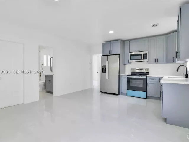 Продажа дома по адресу 85 SW 30th Ave - фото 8910497