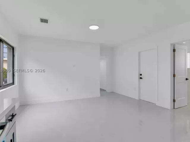 Продажа дома по адресу 85 SW 30th Ave - фото 8910498