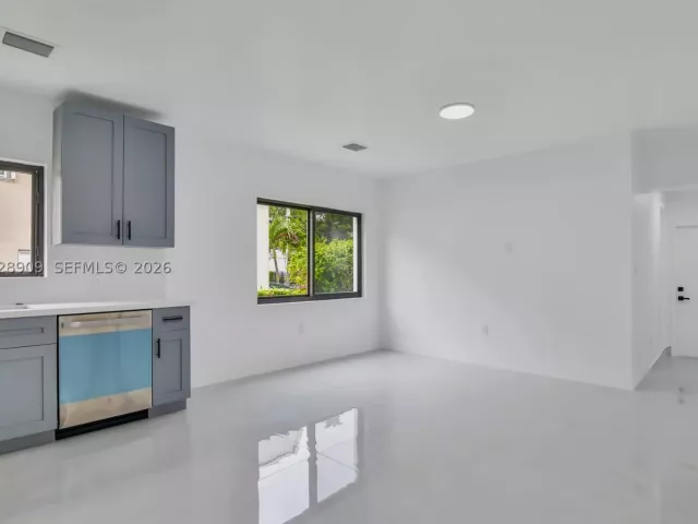Продажа дома по адресу 85 SW 30th Ave - фото 8910499