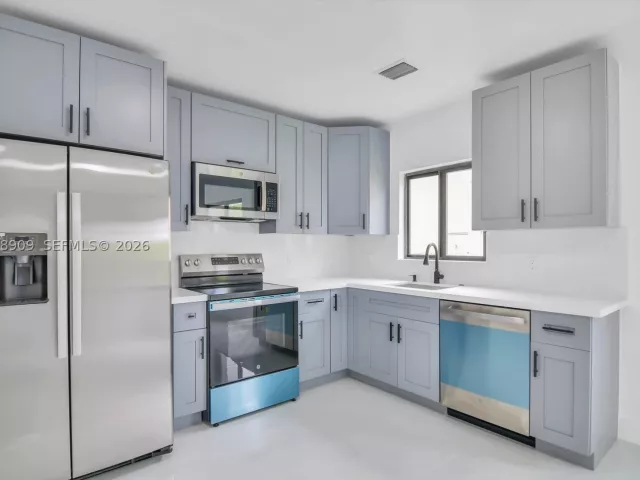 Продажа дома по адресу 85 SW 30th Ave - фото 8910500