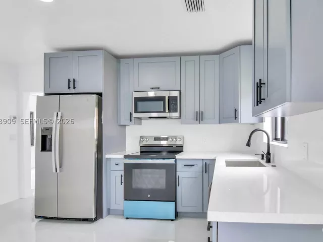 Продажа дома по адресу 85 SW 30th Ave - фото 8910501