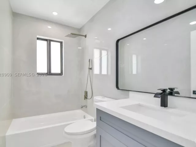 Продажа дома по адресу 85 SW 30th Ave - фото 8910502