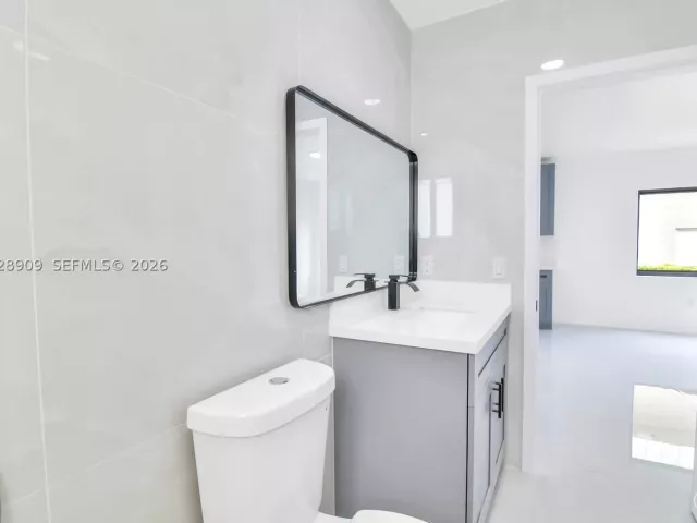 Продажа дома по адресу 85 SW 30th Ave - фото 8910503