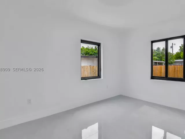 Продажа дома по адресу 85 SW 30th Ave - фото 8910504