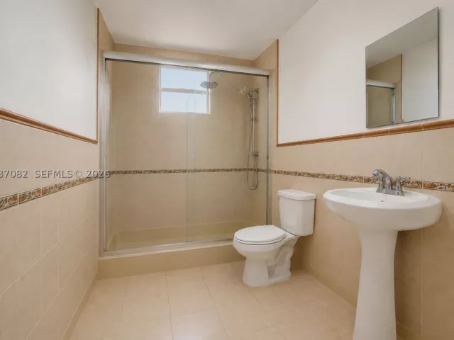 Продажа дома по адресу 300 SW 123rd Ave - фото 8870631