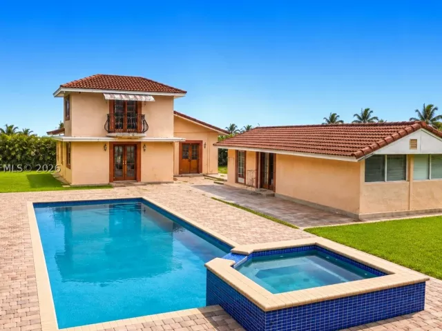 Продажа дома по адресу 300 SW 123rd Ave - фото 8870621