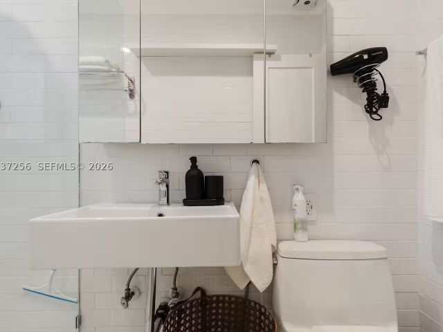 Продажа дома по адресу 424 NE 28th Dr - фото 8604939
