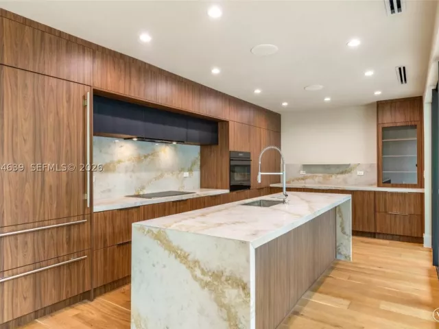 Продажа дома по адресу 43 NW 42nd St - фото 8134848
