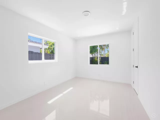 Продажа дома по адресу 1750 NE 49th Street - фото 8333575
