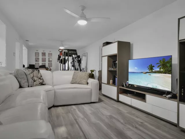 Продажа дома по адресу 27 NE 18th Street - фото 8920673