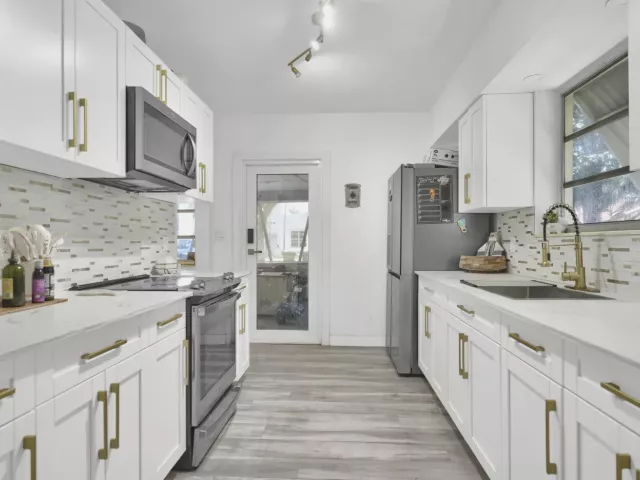 Продажа дома по адресу 27 NE 18th Street - фото 8920662