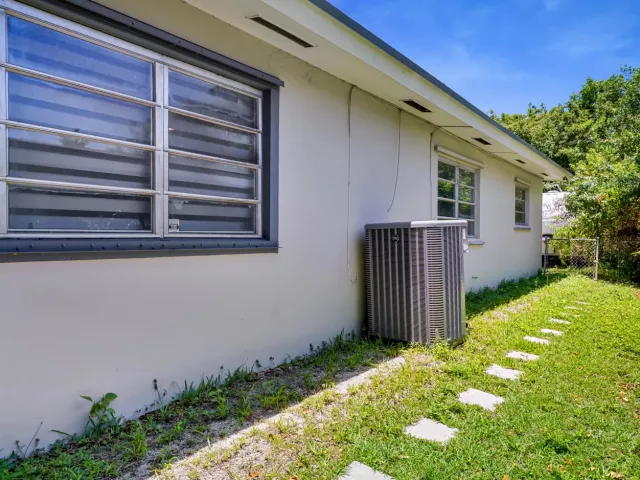 Продажа дома по адресу 27 NE 18th Street - фото 8920680