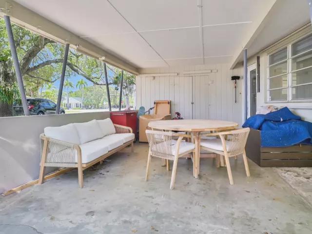 Продажа дома по адресу 27 NE 18th Street - фото 8920669