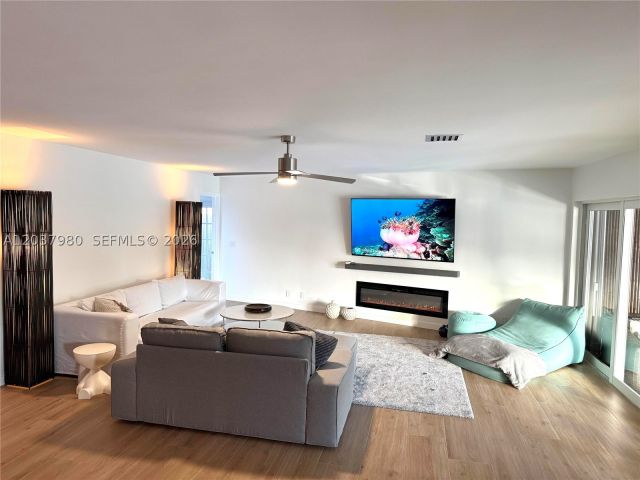 Продажа дома по адресу 2100 NE 24th St - фото 8210086