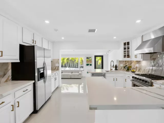 Продажа дома по адресу 5210 NE 17th Terrace - фото 8919745