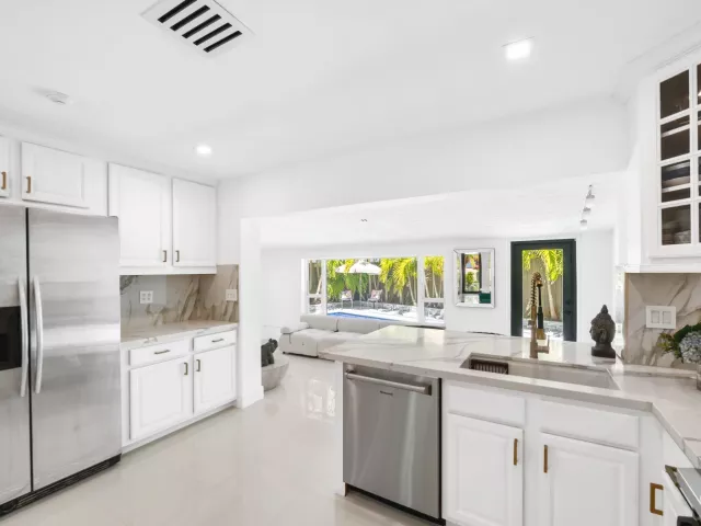 Продажа дома по адресу 5210 NE 17th Terrace - фото 8919746