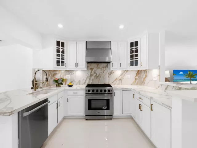 Продажа дома по адресу 5210 NE 17th Terrace - фото 8919747